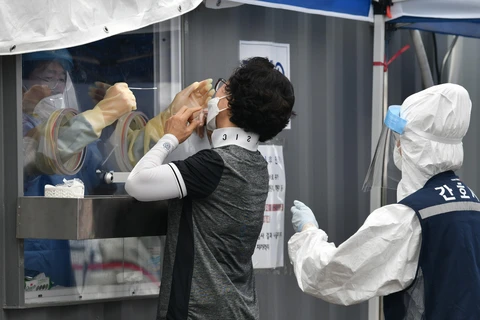 Một điểm xét nghiệm COVID-19 tại Seoul, Hàn Quốc. (Ảnh: AFP/TTXVN)