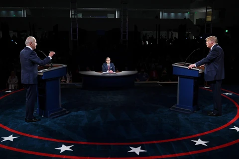 Ứng viên tranh cử Tổng thống Mỹ của đảng Dân chủ Joe Biden (trái) và Tổng thống đương nhiệm Donald Trump (phải) trong cuộc tranh luận đầu tiên được truyền hình trực tiếp, tại Cleveland, bang Ohio ngày 29/9/2020. (Ảnh: AFP/TTXVN)