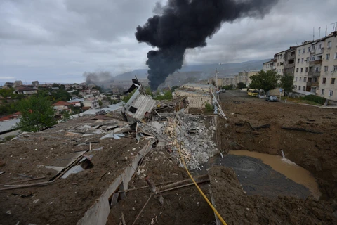 Khói bốc lên sau một vụ pháo kích trong xung đột giữa lực lượng Armenia và Azerbaijan tại Stepanakert, thủ phủ khu vực tranh chấp Nagorno-Karabakh, ngày 4/10/2020. (Ảnh: AFP/TTXVN)
