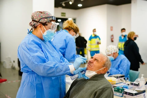 Nhân viên y tế lẫy mẫu xét nghiệm COVID-19 tại Madrid, Tây Ban Nha, ngày 29/9/2020. (Ảnh: AFP/TTXVN)