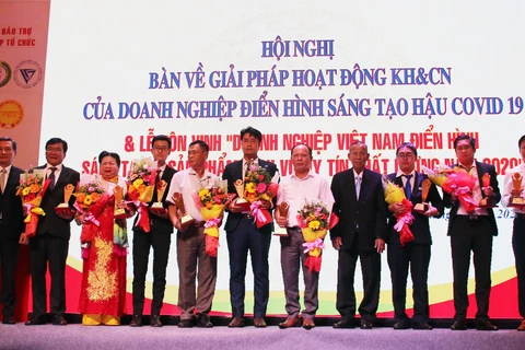 Doanh nghiệp thuộc Top 10 Doanh nghiệp Việt Nam điển hình sáng tạo xuất sắc nhất năm 2020 được tôn vinh tại buổi lễ. (Ảnh: Mỹ Phương/TTXVN)