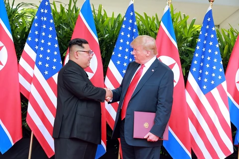 Tổng thống Mỹ Donald Trump (phải) và nhà lãnh đạo Triều Tiên Kim Jong-un tại Hội nghị thượng đỉnh ở Singapore ngày 12/6/2018. (Ảnh: AFP/TTXVN)