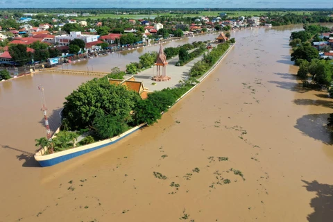 Nước sông dâng cao do mưa lũ tại tỉnh Pursat, Campuchia ngày 21/9/2020. (Ảnh: THX/TTXVN)
