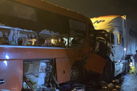 Hiện trường vụ tai nạn giữa xe khách và xe đầu kéo tại đường dẫn Nam hầm Hải Vân. (Ảnh: TTXVN)
