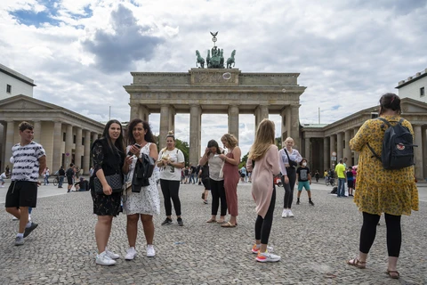 Khách du lịch tại Berlin, Đức ngày 4/8/2020, trong bối cảnh dịch COVID-19 lan rộng. (Ảnh: AFP/TTXVN)