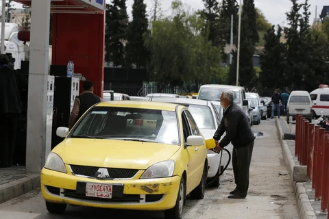 Một trạm bơm xăng ở Damascus, Syria. (Ảnh: AFP/TTXVN)
