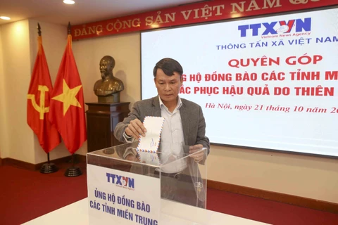 Tổng Giám đốc TTXVN Nguyễn Đức Lợi tham gia quyên góp. (Ảnh: Tuấn Đức/TTXVN)