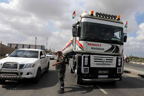 Xe bồn chở nhiên liệu do Qatar hỗ trợ cung cấp cho nhà máy phát điện tại Dải Gaza. (Nguồn: Reuters)
