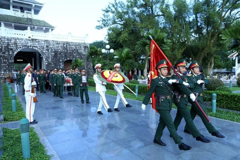 Lễ an táng Anh hùng lực lượng vũ trang nhân dân, Liệt sỹ Nguyễn Ngọc Bảo tại Nghĩa trang Quốc gia A1. (Ảnh: Phan Tuấn Anh/TTXVN)