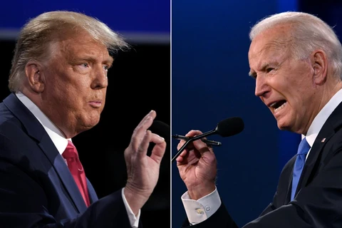 Đương kim Tổng thống Mỹ Donald Trump (trái) và ứng viên Tổng thống của đảng Dân chủ Joe Biden tại vòng tranh luận trực tiếp cuối cùng ở thành phố Nashville, bang Tennesse tối 22/10/2020 (giờ Mỹ). (Ảnh: AFP/TTXVN)