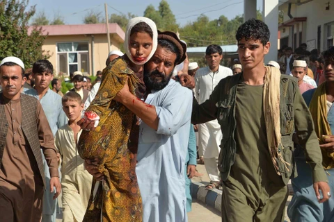 Chuyển một em nhỏ bị thương trong vụ đánh bom nhằm vào tòa nhà chính quyền huyện Ghani Khel, tỉnh Nangarhar (Afghanistan) tới bệnh viện, ngày 3/10/2020. (Ảnh: AFP/TTXVN)