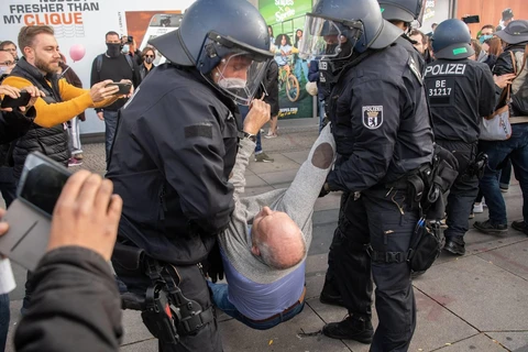 Cảnh sát giải tán người biểu tình phản đối lệnh hạn chế của chính phủ Đức. (Nguồn: DPA)