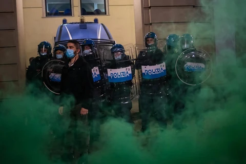 Người biểu tình đụng độ với cảnh sát tại Turin, Italy ngày 26/10/2020. (Nguồn: Getty Images)