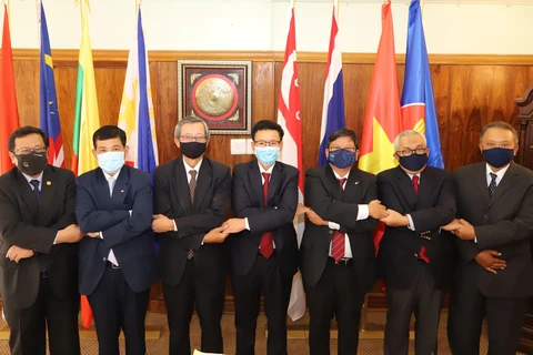 Đại sứ các nước ASEAN chụp ảnh lưu niệm tại buổi họp. (Ảnh: Trương Phi Hùng/TTXVN)