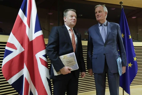 Trưởng đoàn đàm phán thương mại hậu Brexit của Anh David Frost (trái) và người đồng cấp EU Michel Barnier (phải) tại vòng đàm phán ở Brussels, Bỉ ngày 2/3/2020. (Ảnh: AFP/TTXVN)