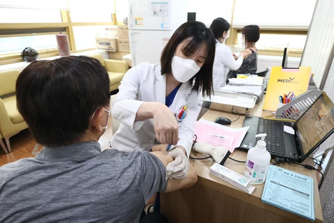 Người dân Nhật Bản sẽ được tiêm phòng vắcxin ngừa COVID-19 miễn phí. (Nguồn: Yonhap/TTXVN)