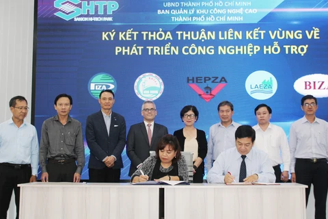 Đại diện Ban quản lý Khu Công nghệ cao Thành phố Hồ Chí Minh ký kết thỏa thuận hợp tác với Ban Quản lý các khu chế xuất-khu công nghiệp-khu kinh tế trọng điểm phía Nam. (Ảnh: Mỹ Phương/TTXVN)