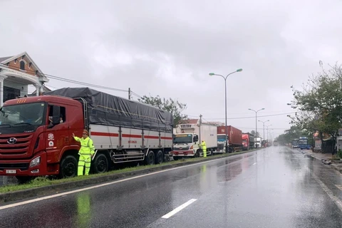 Nhiều xe khách Bắc-Nam đã dừng lại để tránh trú bão số 9 ở thị trấn Lăng Cô, huyện Phú Lộc. (Ảnh: TTXVN phát)