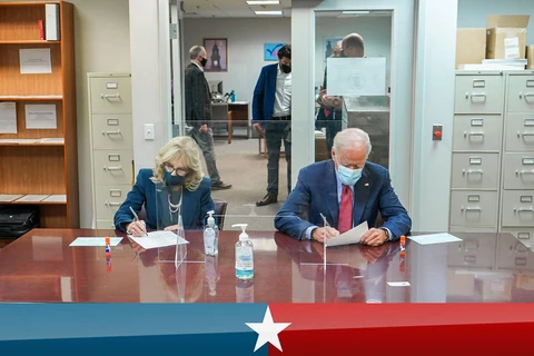 Ứng cử viên tổng thống của đảng Dân chủ, Joe Biden cùng vợ đi bỏ phiếu tại thành phố Wilmington, bang Delaware. (Nguồn: Sky News)