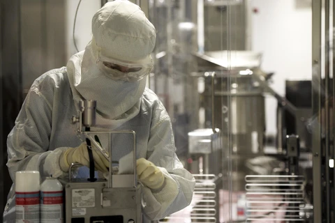 Kỹ thuật viên làm việc tại nhà máy của hãng dược phẩm Mỹ Eli Lilly ở Fegersheim, miền đông nước Pháp. (Ảnh: AFP/TTXVN)