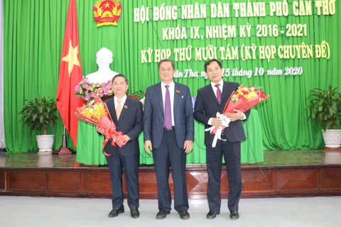 Chủ tịch Ủy ban nhân dân thành phố Trần Việt Trường (trái) và nguyên Chủ tịch Ủy ban nhân dân thành phố Lê Quang Mạnh. (Ảnh: Ngọc Thiện/TTXVN)