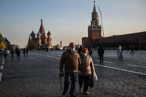 Người dân đeo khẩu trang phòng dịch COVD-19 tại Moskva, Nga ngày 28/10/2020. (Ảnh: THX/TTXVN)