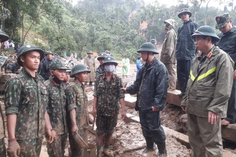 Trung tướng Thái Đại Ngọc, Tư lệnh Quân khu 5 động viên lực lượng tìm kiếm người mất tích. (Ảnh: Đoàn Hữu Trung/TTXVN)