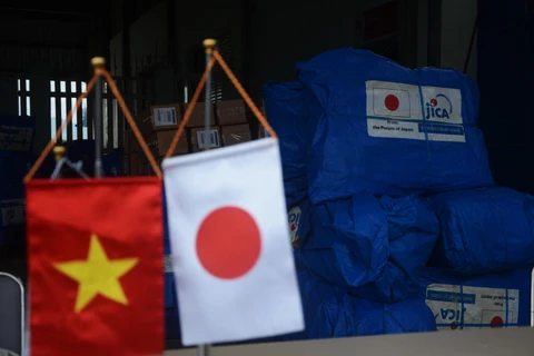 Chính phủ Nhật Bản thông qua Cơ quan Hợp tác Quốc tế Nhật Bản (JICA) chuyển hàng viện trợ tới người dân bị ảnh hưởng bởi lũ lụt tại tỉnh Thừa Thiên-Huế. (Ảnh: Văn Dũng/TTXVN)