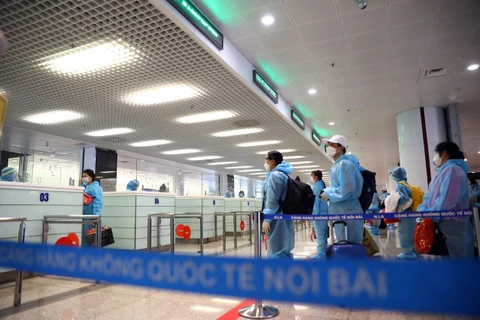 Hành khách đợi làm thủ tục nhập cảnh vào Việt Nam. (Ảnh: Huy Hùng/TTXVN)