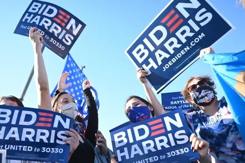 Những người ủng hộ vui mừng trước thông tin ứng viên Tổng thống đảng Dân chủ Joe Biden đắc cử Tổng thống thứ 46 của Hoa Kỳ, tại Wilmington, Delaware ngày 7/11/2020. (Ảnh: AFP/TTXVN)