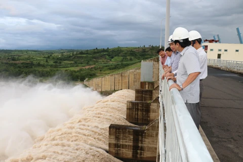 Lãnh đạo tỉnh Phú Yên kiểm tra xả lũ tại Nhà máy Thủy điện Sông Ba Hạ. (Ảnh: Phạm Cường/TTXVN)