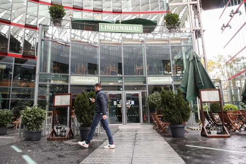 Một nhà hàng tại Berlin, Đức, đóng cửa ngày 2/11/2020 do dịch COVID-19. (Ảnh: THX/TTXVN)