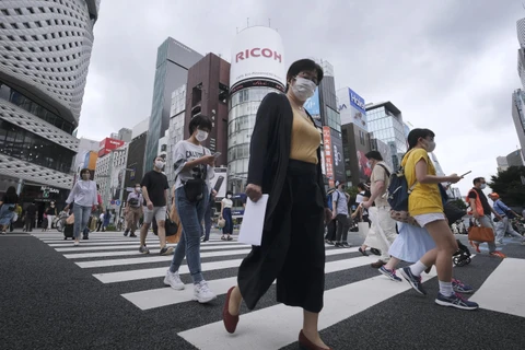 Người dân đeo khẩu trang phòng lây nhiễm COVID-19 tại Tokyo, Nhật Bản. (Ảnh: AFP/TTXVN)