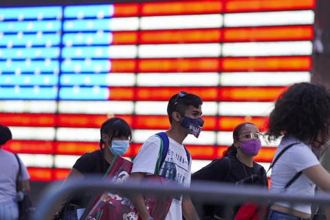 Người dân đeo khẩu trang phòng lây nhiễm COVID-19 tại New York, Mỹ, ngày 9/11/2020. (Ảnh: THX/TTXVN)