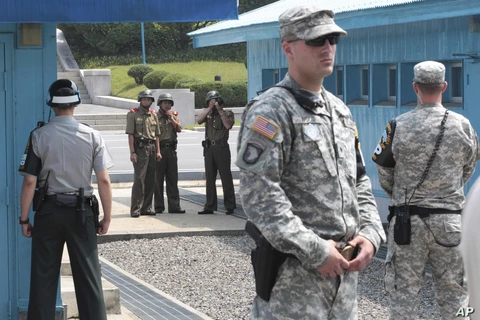 Binh sỹ Mỹ và Hàn Quốc đứng đối diện các binh sỹ Triều Tiên tại làng đình chiến Panmunjom. (Ảnh: AP)