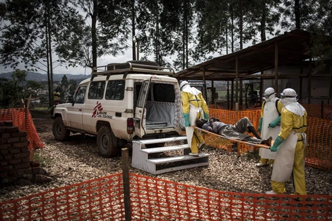 Nhân viên y tế chuyển bệnh nhân nhiễm virus Ebola lên xe cứu thương tại Butembo, Cộng hòa Dân chủ Congo ngày 10/11/2018. (Ảnh: AFP/TTXVN)