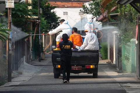 Phun thuốc khử trùng nhằm ngăn chặn sự lây lan của COVID-19 tại Nam Tangerang, tỉnh Banten, Indonesia, ngày 11/11/2020. (Ảnh: THX/TTXVN)