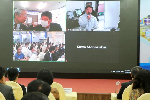 Đại diện doanh nghiệp Nhật Bản giới thiệu về các sản phẩm công nghệ nổi trội. (Ảnh: Minh Thu/TTXVN)