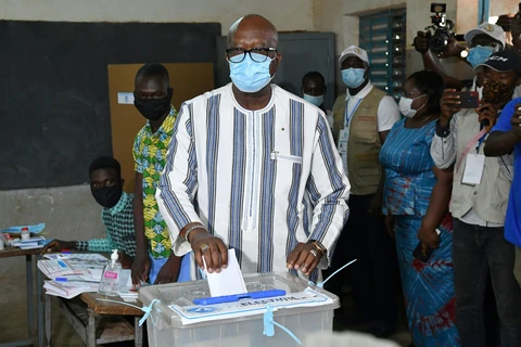 Tổng thống Burkina Faso Roch Kabor bỏ phiếu tại điểm bầu cử ở Ouagadougou ngày 22/11/2020. (Ảnh: AFP/TTXVN)