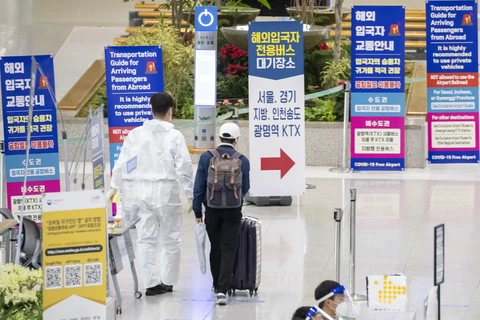 Hành khách tới khu vực kiểm dịch tại sân bay quốc tế Incheon, phía tây thủ đô Seoul, Hàn Quốc, ngày 15/11/2020. (Ảnh: Yonhap/TTXVN)