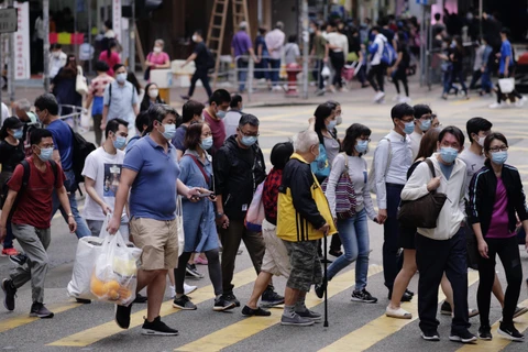 Người dân đeo khẩu trang phòng dịch COVID-19 tại Hong Kong, Trung Quốc ngày 21/11/2020. (Ảnh: THX/TTXVN)