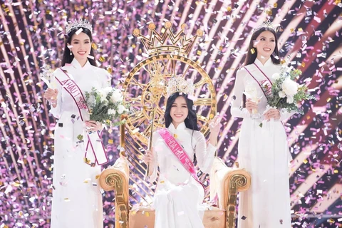 Top 3 Hoa hậu Việt Nam 2020 trong giây phút đăng quang. (Ảnh: Hồng Giang/TTXVN)