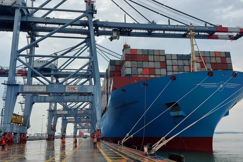 Siêu tàu chở container Margrethe Maersk chuẩn bị cập cảng quốc tế Cái Mép, tỉnh Bà Rịa-Vũng Tàu.. (Ảnh: Ngọc Sơn/TTXVN)