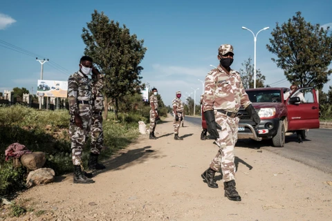 Lực lượng an ninh tuần tra tại ngoại ô Mekele thuộc vùng Tigray, miền Bắc Ethiopia ngày 9/9/2020. (Ảnh: AFP/TTXVN)