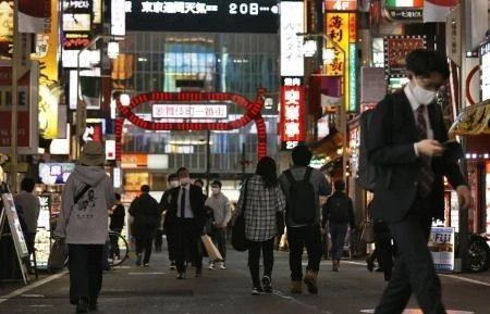 Người dân đeo khẩu trang phòng lây nhiễm COVID-19 tại Tokyo, Nhật Bản, ngày 18/11/2020. (Ảnh: Kyodo/TTXVN)