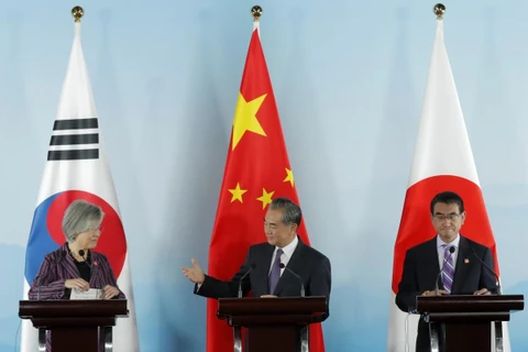 Ngoại trưởng Hàn Quốc Kang Kyung-wha, Ngoại trưởng Trung Quốc Vương Nghị và Ngoại trưởng Nhật Bản Taro Kono tại cuộc gặp ba bên ngày 21/8/2019. (Ảnh: AP) 