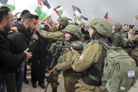 Người dân Palestine xung đột với binh sỹ Israel trong cuộc biểu tình tại Bờ Tây phản đối đề xuất hòa bình của Tổng thống Mỹ Donald Trump ngày 29/1/2020. (Ảnh: AFP)