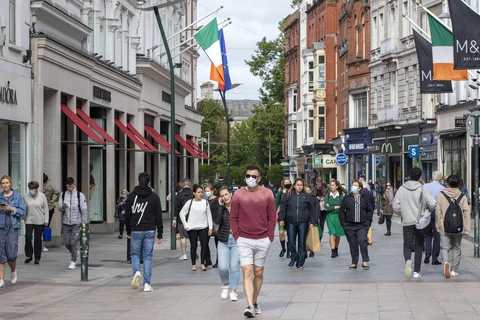 Người dân đeo khẩu trang phòng lây nhiễm COVID-19 tại Dublin, Ireland ngày 18/9/2020. (Ảnh: AFP/TTXVN)