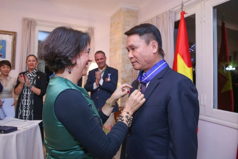 Nhà vua Tây Ban Nha trao tặng huân chương cho Tổng giám đốc TTXVN