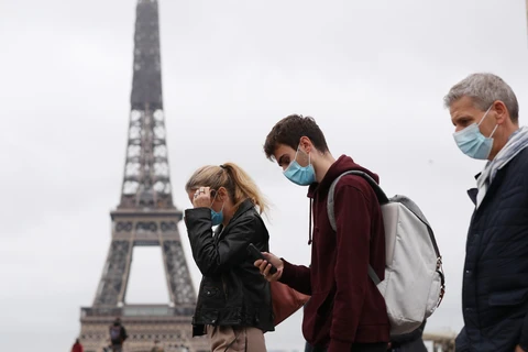 Người dân đeo khẩu trang phòng lây nhiễm COVID-19 tại Paris, Pháp. (Ảnh: THX/TTXVN)